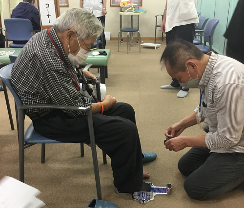 足の測定や試し履き