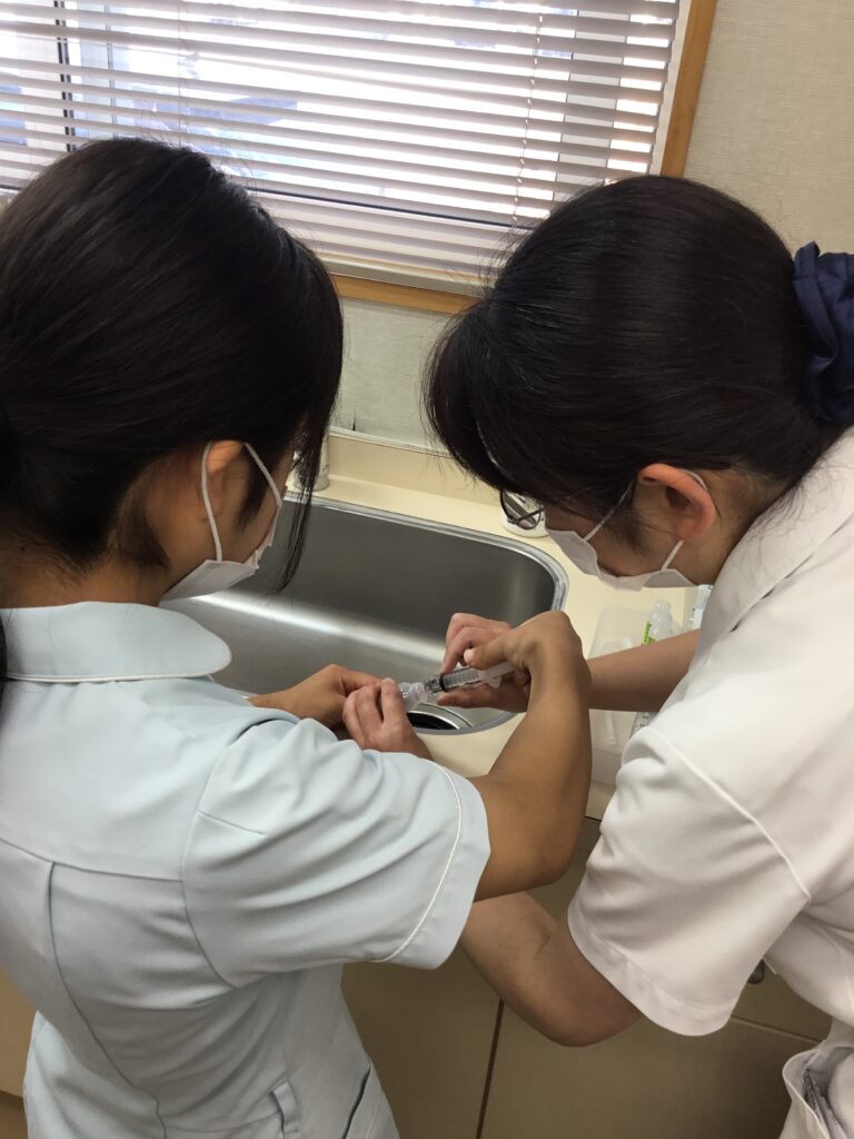 注射の準備と点滴の滴下調整