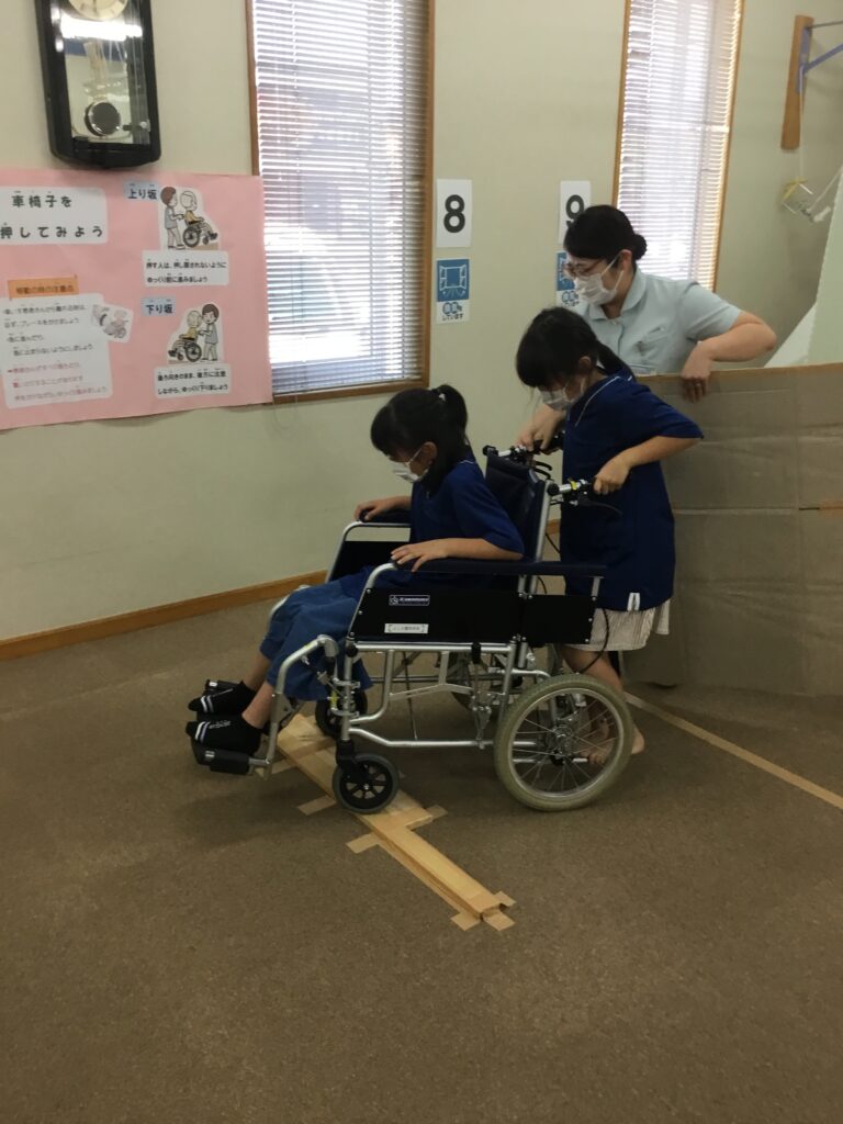 車椅子操作と松葉杖体験