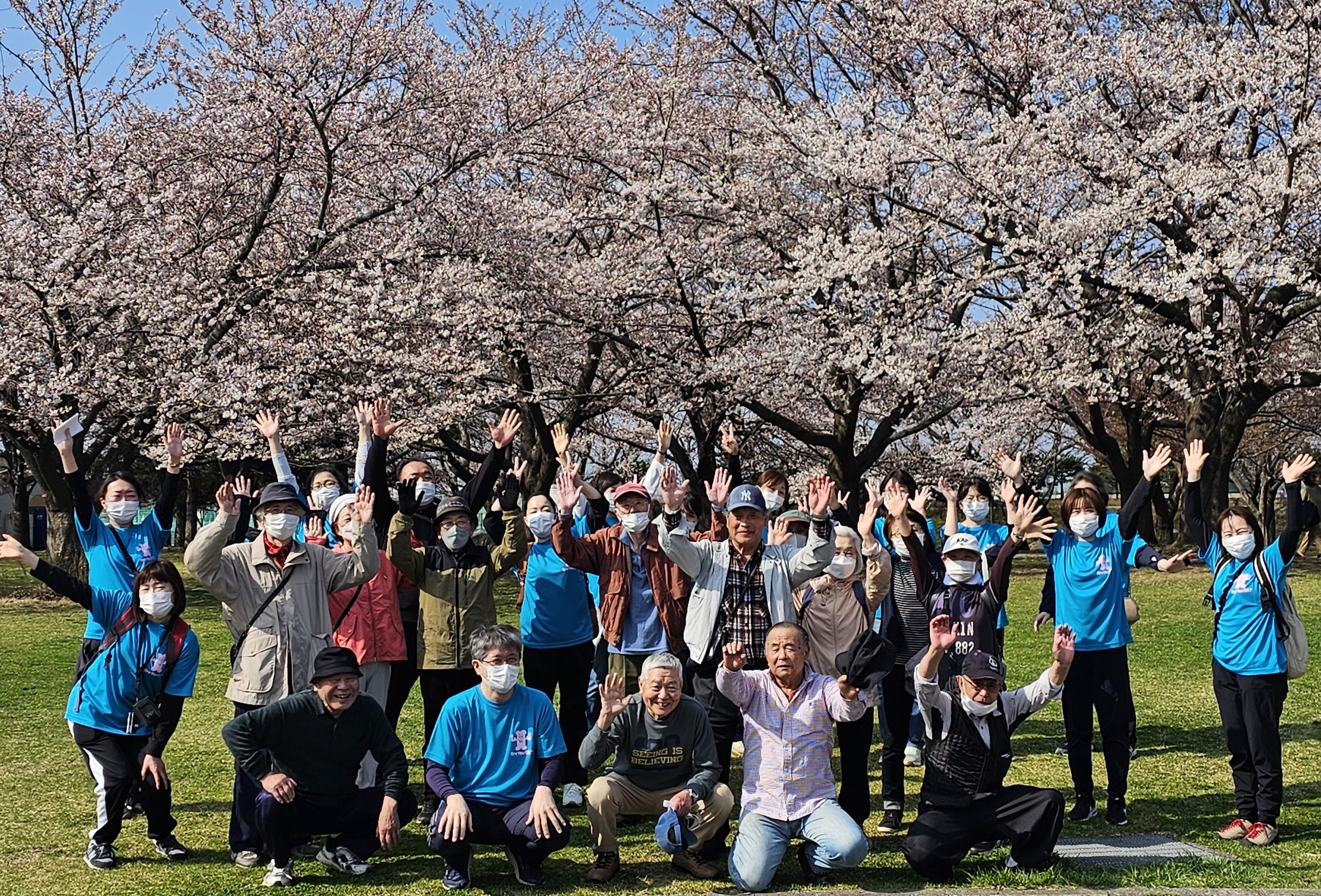 桜を背に参加記念の集合写真